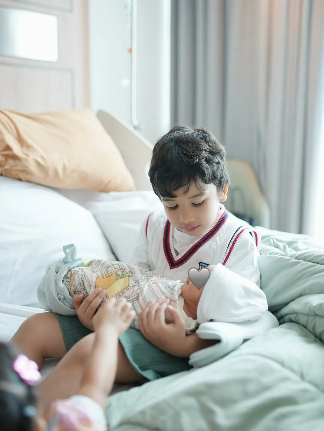 Buat Rawatan IVF Untuk Hamil, Zaskia Sungkar & Irwansyah Syukur Timang Anak Lelaki Kedua, “Semoga Jadi Anak Soleh” 18 Buat Rawatan IVF Untuk Hamil, Zaskia Sungkar & Irwansyah Syukur Timang Anak Lelaki Kedua, “Semoga Jadi Anak Soleh”