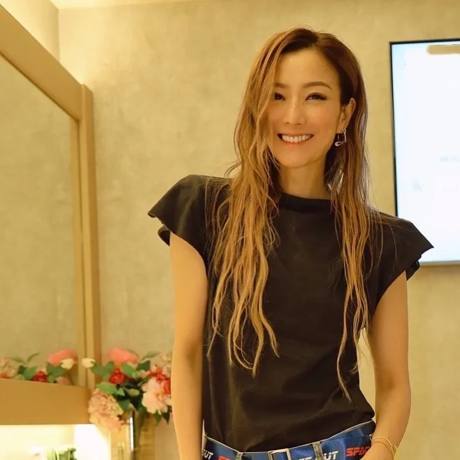 Pernah Jadi Duta Asia SK ll Era 2000an, Wajah Terkini Selebriti Hong Kong Sammi Cheng Usia 53!