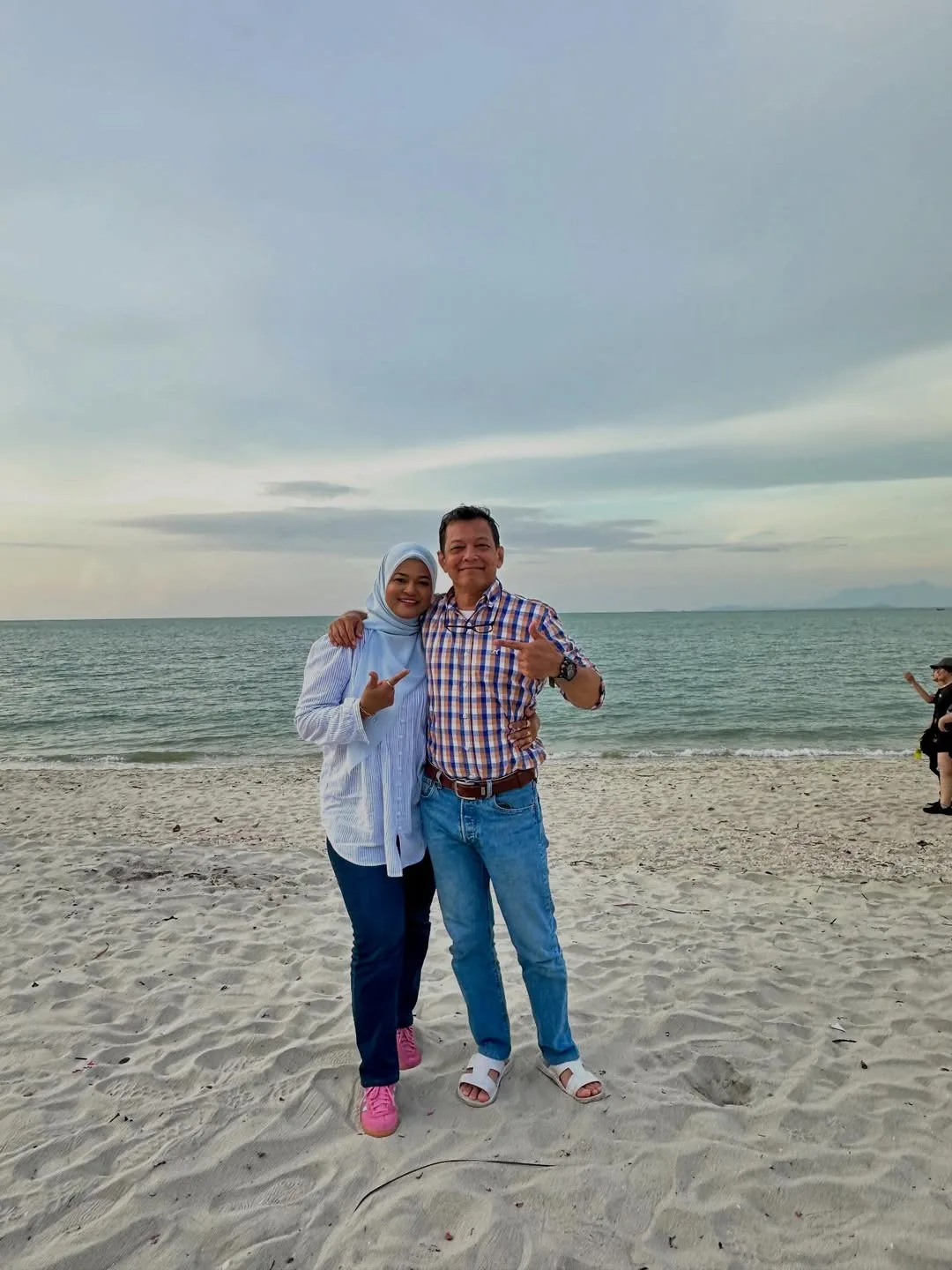 Potret Raya Bahagia Along Kamaludin Di Sisi Isteri Jelita, Usia Perkahwinan Cecah 32 Tahun & Kini Punya 2 Cucu!