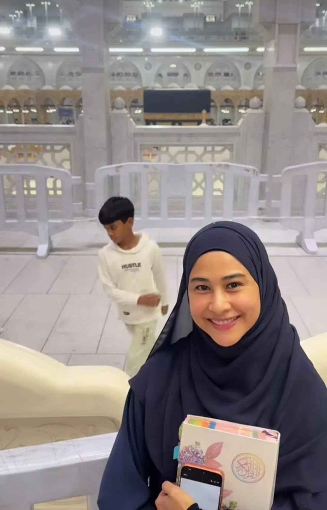 Bukan Riak Atau Menunjuk, Datin Fouziah Gous Suntik Inspirasi Khatam Al-Quran Di Mekah Pada Bulan Ramadan!