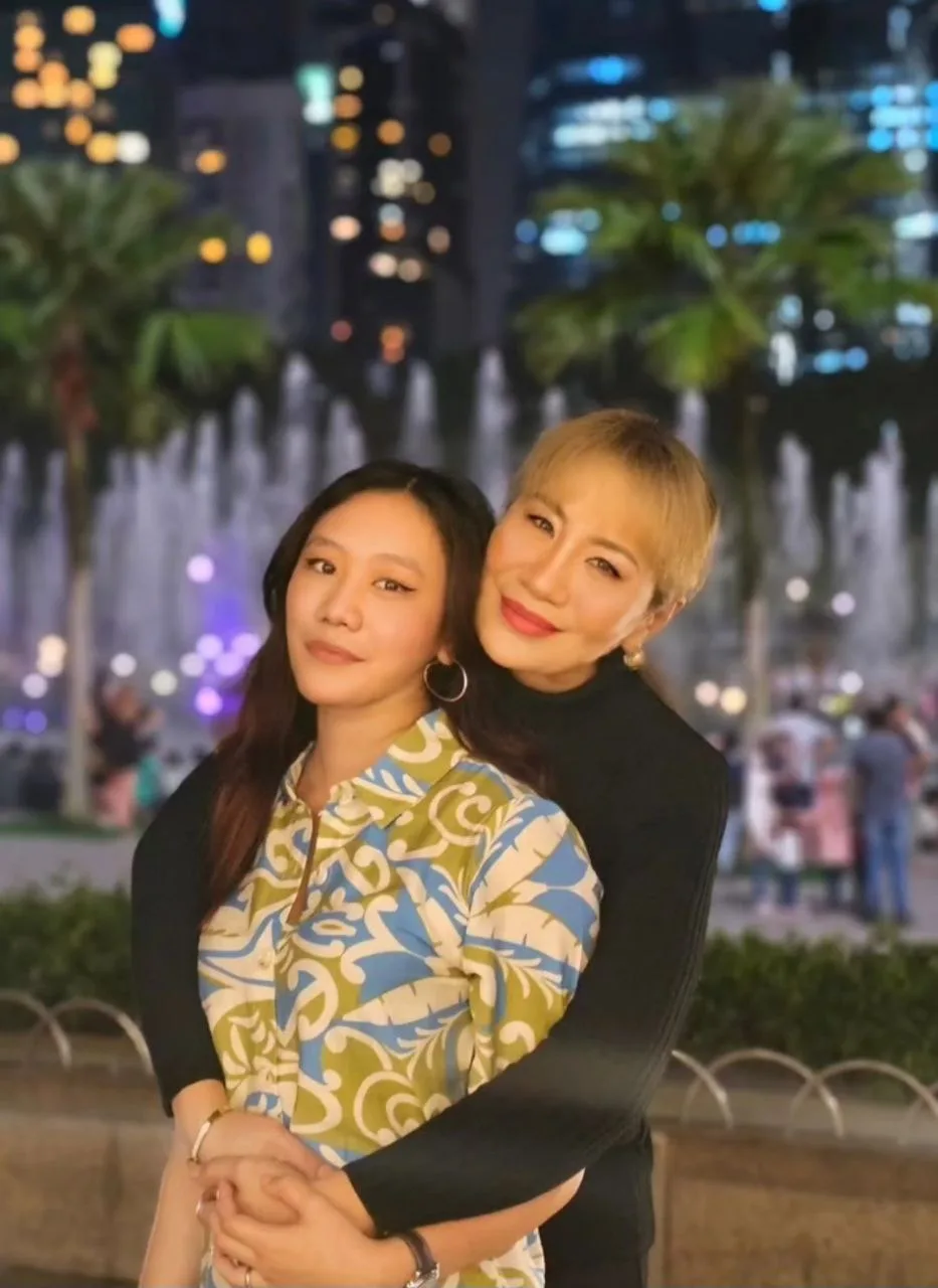 Kuih Raya Air Tangan Ratu Dangdut, Amelina ‘Enjoy’ Buat Bisnes Biskut Raya Dengan Anak Sulung!