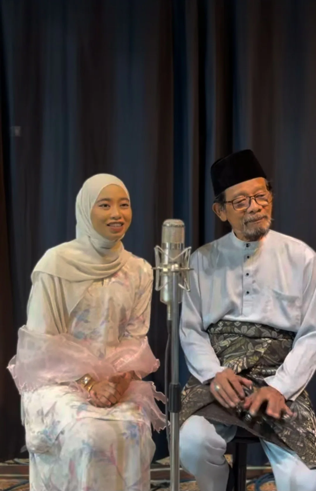 Nyanyi Semula Lagu ‘Dendang Hari Raya’, Impian Afiqah Jalil Berduet Dengan Ayahnya Jalil Hamid Tercapai!