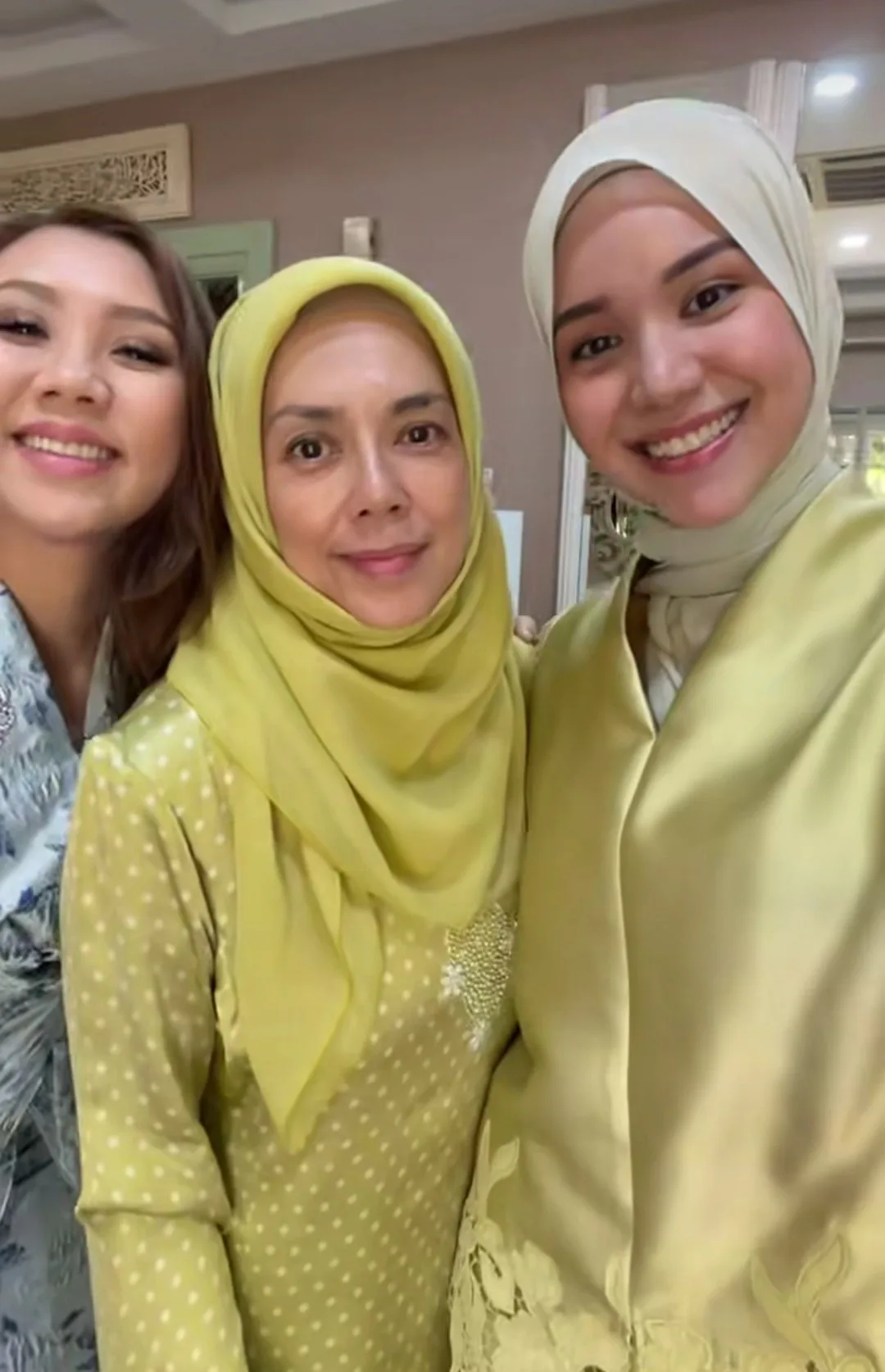 Anggun Dalam Busana Tradisi, Puan Sri Normala Samsudin Syukuri Nikmat Bersama Keluarga, “Tiada Hasrat Menunjuk Bahagia” 9 Anggun Dalam Busana Tradisi, Puan Sri Normala Samsudin Syukuri Nikmat Bersama Keluarga, “Tiada Hasrat Menunjuk Bahagia”