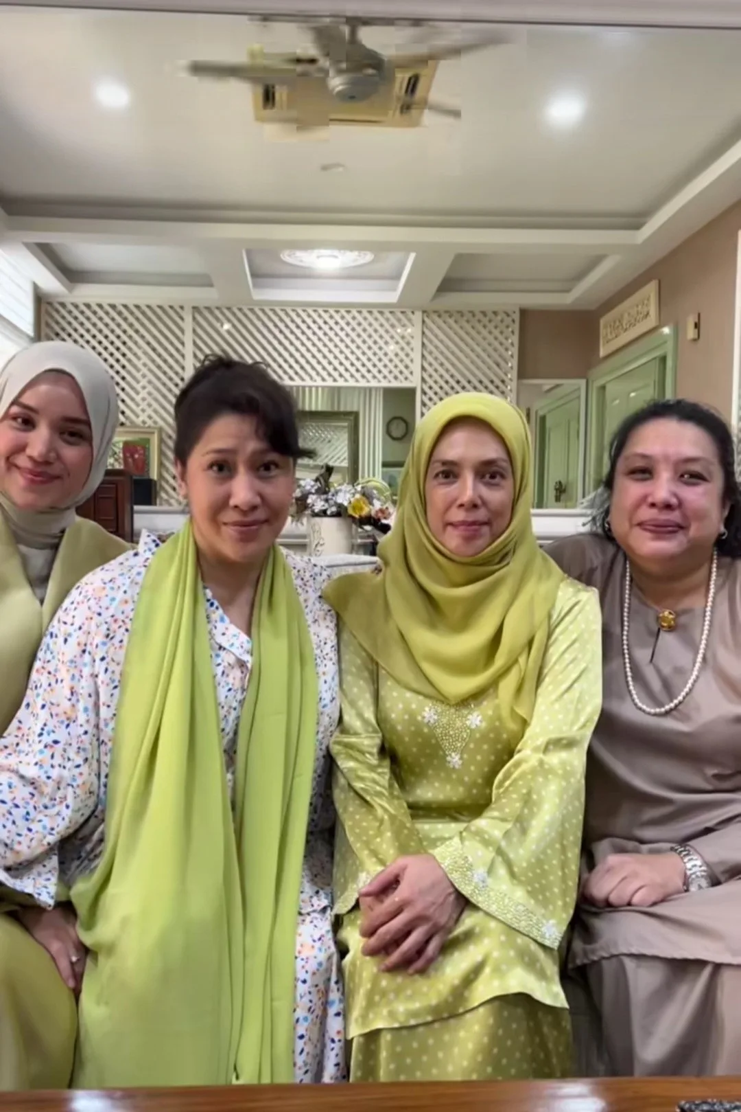 Anggun Dalam Busana Tradisi, Puan Sri Normala Samsudin Syukuri Nikmat Bersama Keluarga, “Tiada Hasrat Menunjuk Bahagia”