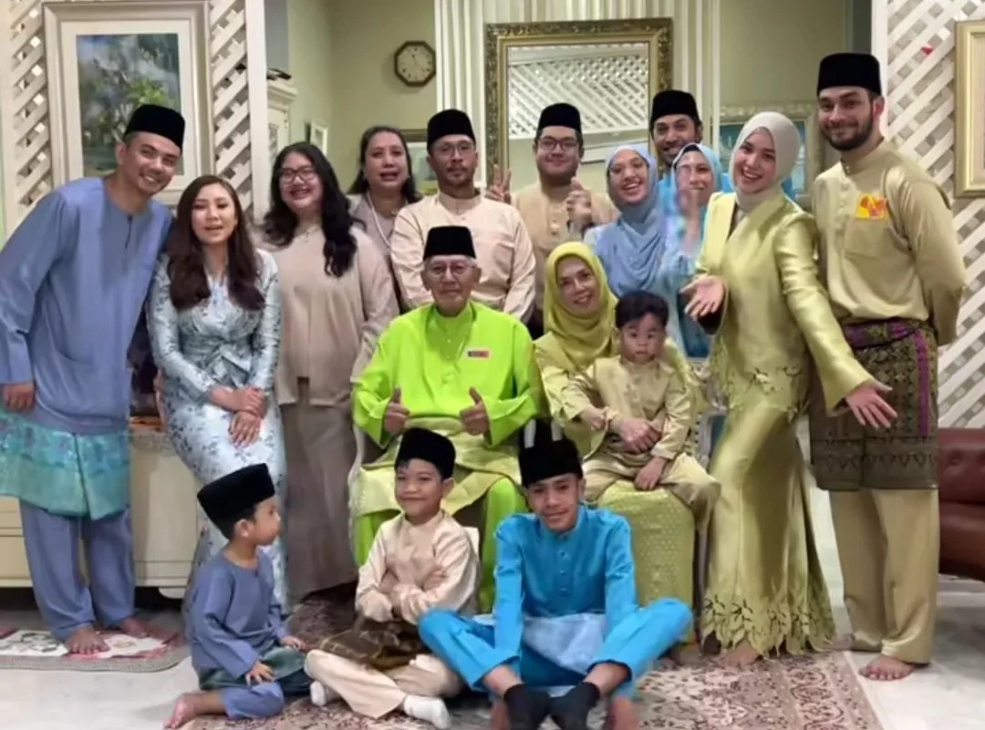 Anggun Dalam Busana Tradisi, Puan Sri Normala Samsudin Syukuri Nikmat Bersama Keluarga, “Tiada Hasrat Menunjuk Bahagia” 11 Anggun Dalam Busana Tradisi, Puan Sri Normala Samsudin Syukuri Nikmat Bersama Keluarga, “Tiada Hasrat Menunjuk Bahagia”