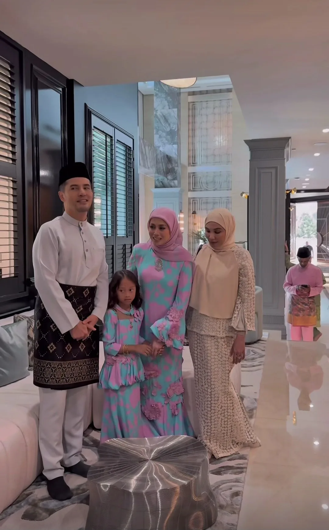 Azrinaz Mazhar Hakim Jemput Rakan Selebriti Beraya Ke Rumah, Terpukau Tengok Mahligai Miliknya! 25 Azrinaz Mazhar Hakim Jemput Rakan Selebriti Beraya Ke Rumah, Terpukau Tengok Mahligai Miliknya!