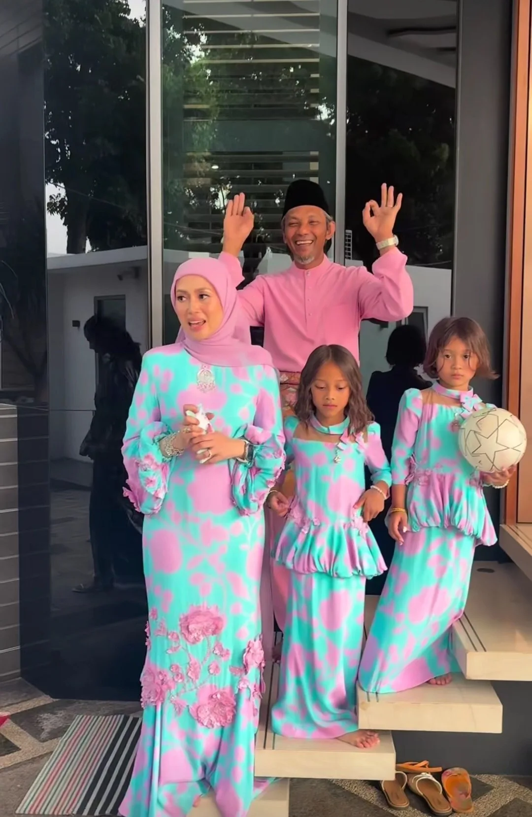 Azrinaz Mazhar Hakim Jemput Rakan Selebriti Beraya Ke Rumah, Terpukau Tengok Mahligai Miliknya!