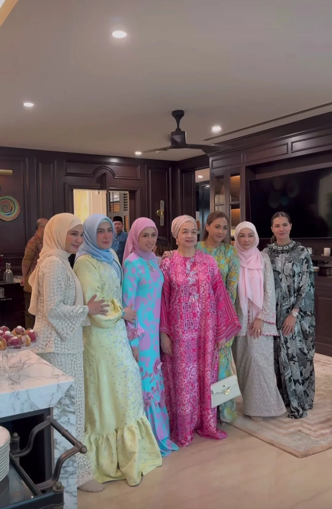 Azrinaz Mazhar Hakim Jemput Rakan Selebriti Beraya Ke Rumah, Terpukau Tengok Mahligai Miliknya!