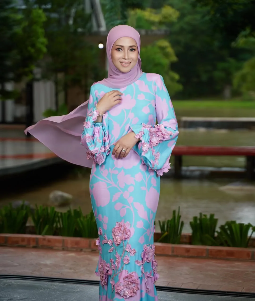 Azrinaz Mazhar Hakim Jemput Rakan Selebriti Beraya Ke Rumah, Terpukau Tengok Mahligai Miliknya!