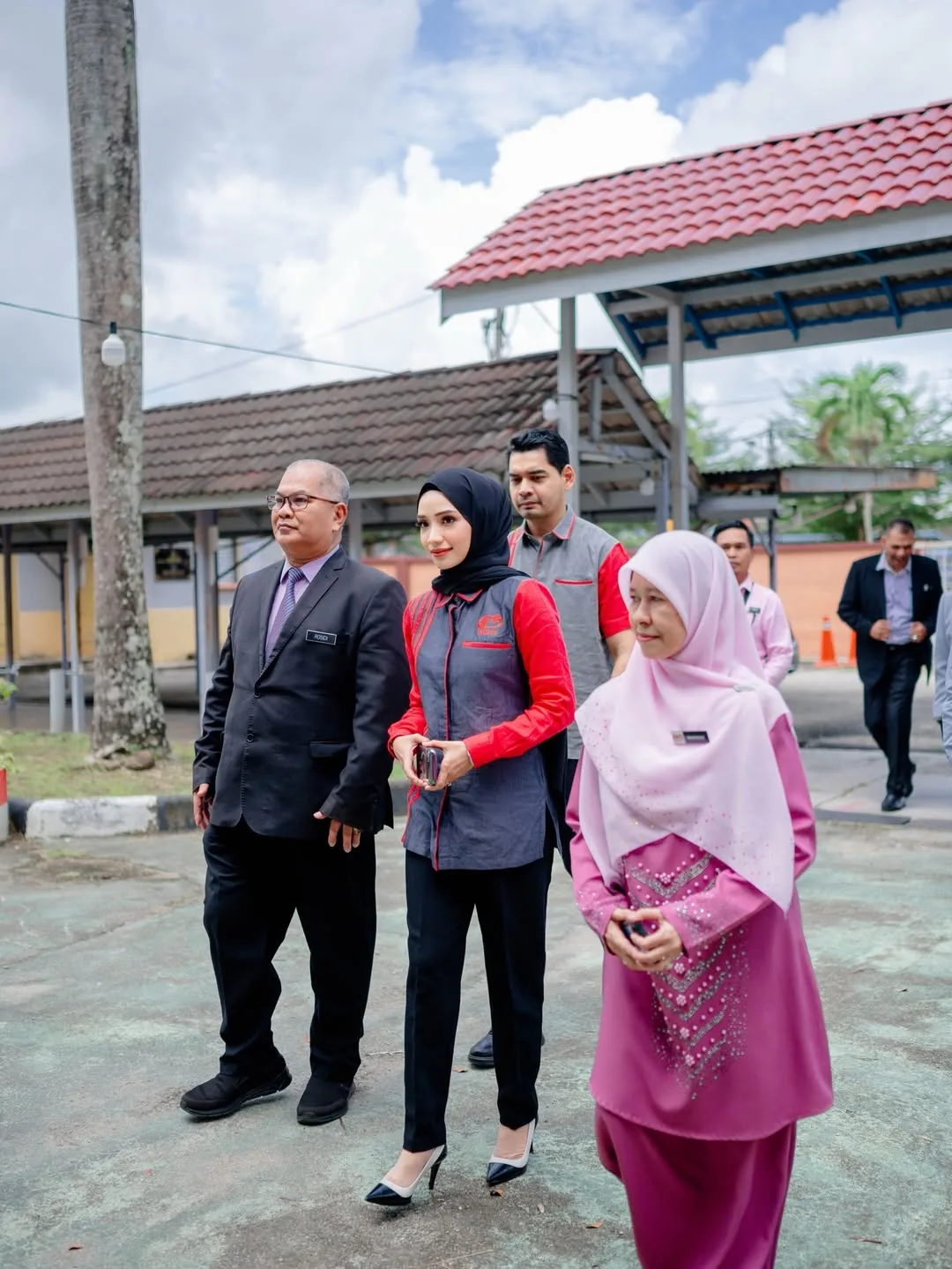 Jadi Wakil Ibu Sampaikan Zakat, Gaya Korporat Ummi Nazeera Santuni Pelajar Sekolah & Ditemani Suami Raih Tumpuan!