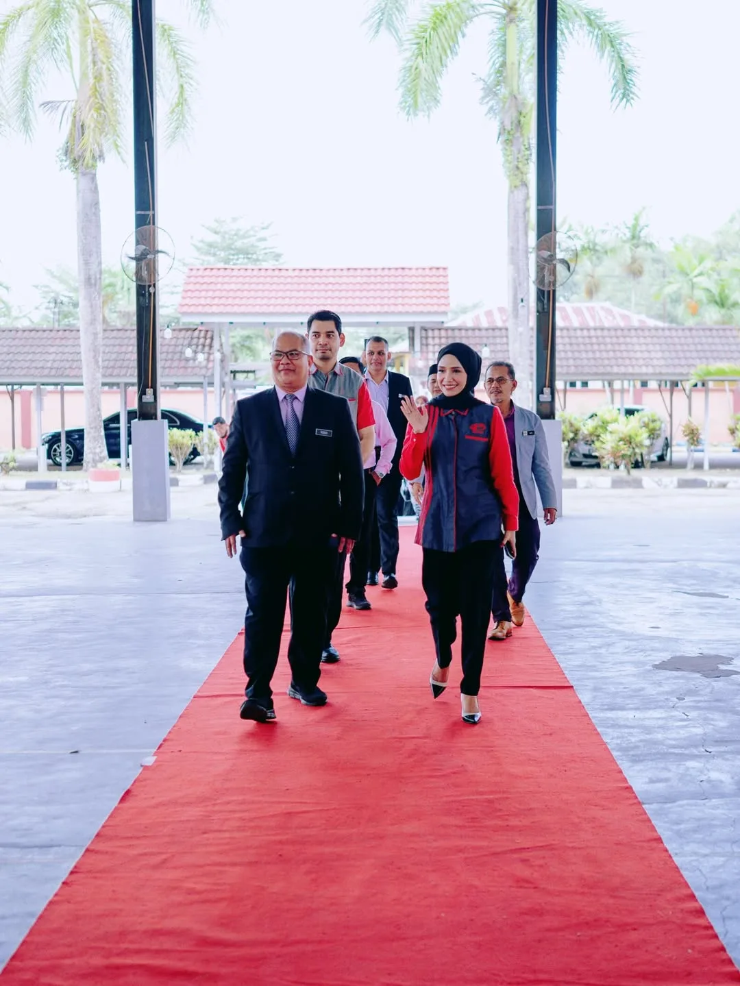 Jadi Wakil Ibu Sampaikan Zakat, Gaya Korporat Ummi Nazeera Santuni Pelajar Sekolah & Ditemani Suami Raih Tumpuan!