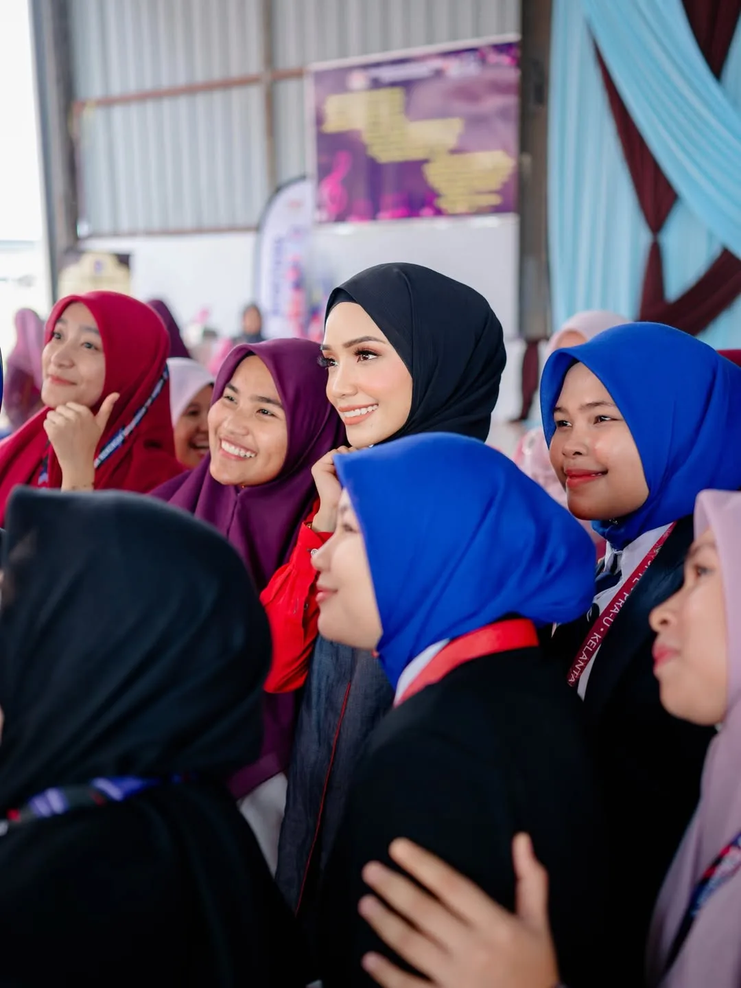 Jadi Wakil Ibu Sampaikan Zakat, Gaya Korporat Ummi Nazeera Santuni Pelajar Sekolah & Ditemani Suami Raih Tumpuan! 16 Jadi Wakil Ibu Sampaikan Zakat, Gaya Korporat Ummi Nazeera Santuni Pelajar Sekolah & Ditemani Suami Raih Tumpuan!