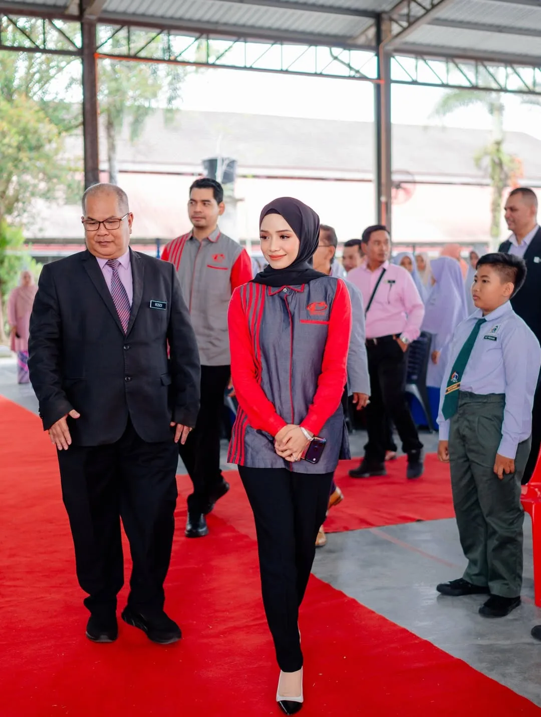 Jadi Wakil Ibu Sampaikan Zakat, Gaya Korporat Ummi Nazeera Santuni Pelajar Sekolah & Ditemani Suami Raih Tumpuan!