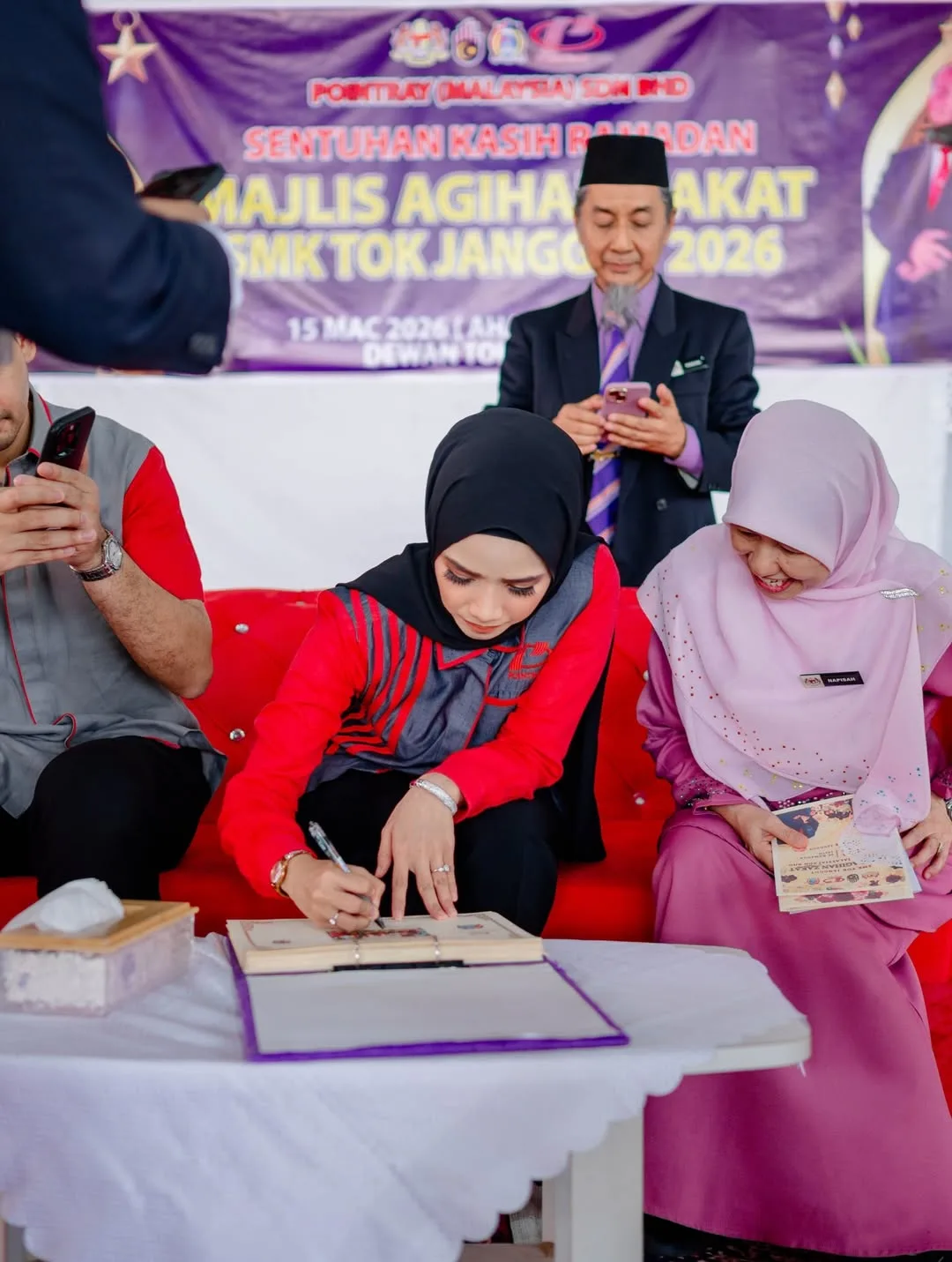 Jadi Wakil Ibu Sampaikan Zakat, Gaya Korporat Ummi Nazeera Santuni Pelajar Sekolah & Ditemani Suami Raih Tumpuan! 13 Jadi Wakil Ibu Sampaikan Zakat, Gaya Korporat Ummi Nazeera Santuni Pelajar Sekolah & Ditemani Suami Raih Tumpuan!