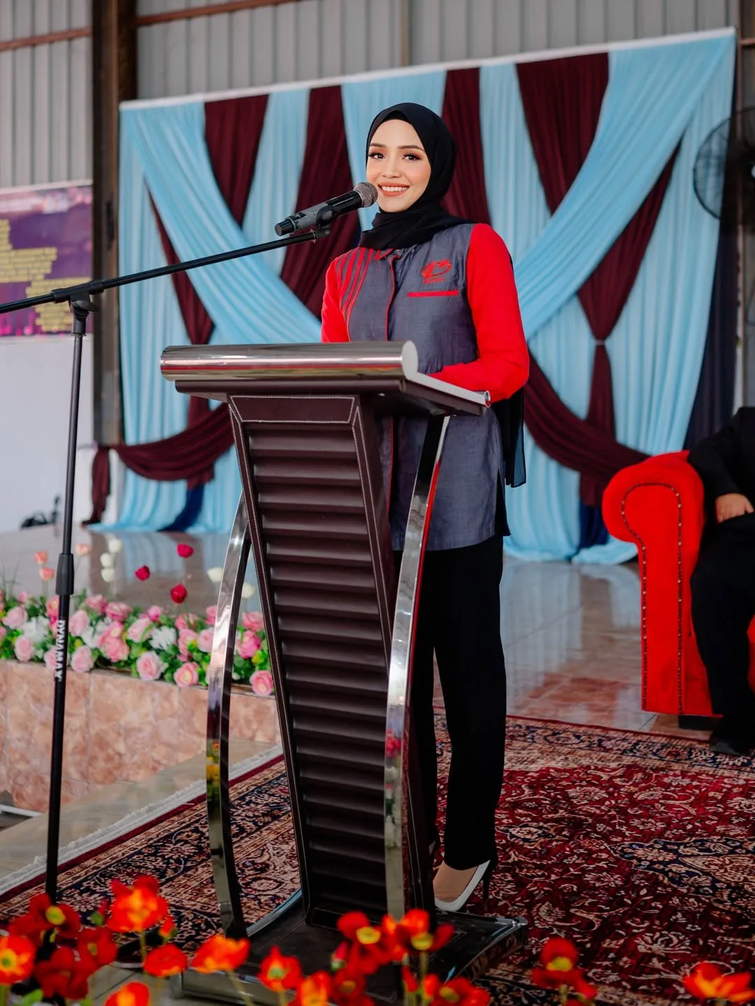 Jadi Wakil Ibu Sampaikan Zakat, Gaya Korporat Ummi Nazeera Santuni Pelajar Sekolah & Ditemani Suami Raih Tumpuan!