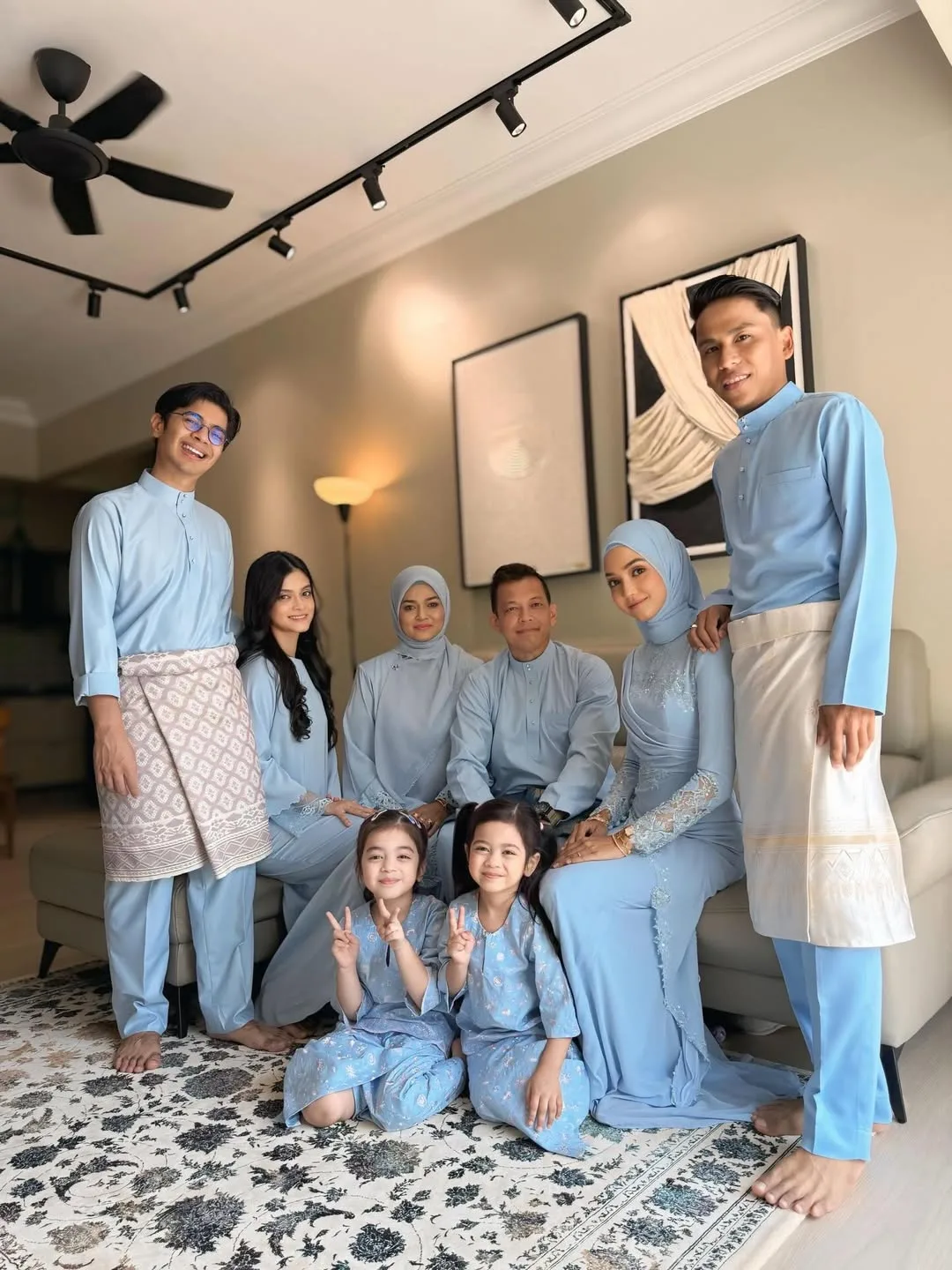 Potret Raya Bahagia Along Kamaludin Di Sisi Isteri Jelita, Usia Perkahwinan Cecah 32 Tahun & Kini Punya 2 Cucu!