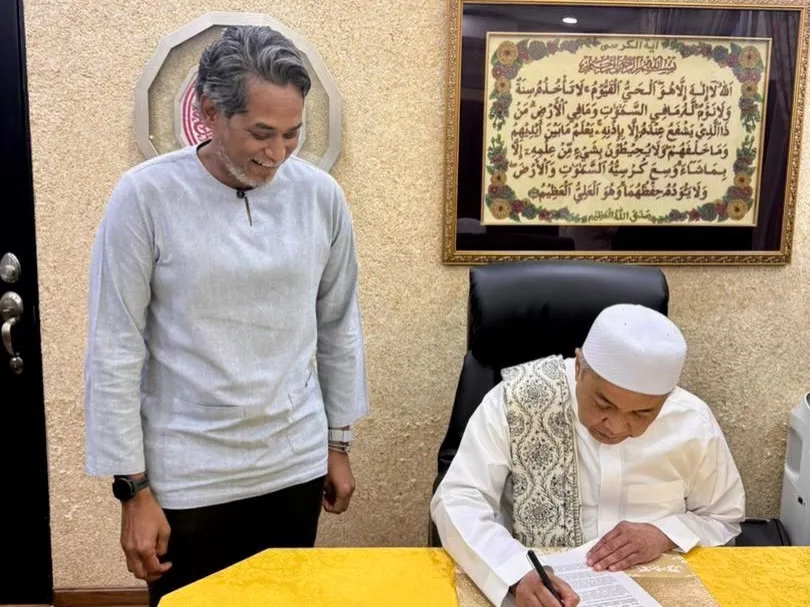 Khairy Jamaluddin Serah Surat Rayuan Kembali ke UMNO, Malam 26 Ramadan Saksi Kepulangan! 11 Khairy Jamaluddin Serah Surat Rayuan Kembali ke UMNO, Malam 26 Ramadan Saksi Kepulangan!