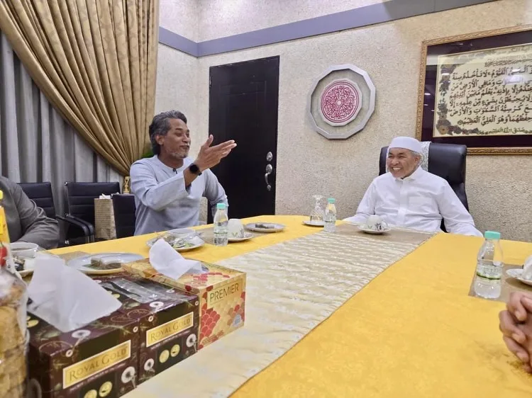 Khairy Jamaluddin Serah Surat Rayuan Kembali ke UMNO, Malam 26 Ramadan Saksi Kepulangan! 10 Khairy Jamaluddin Serah Surat Rayuan Kembali ke UMNO, Malam 26 Ramadan Saksi Kepulangan!