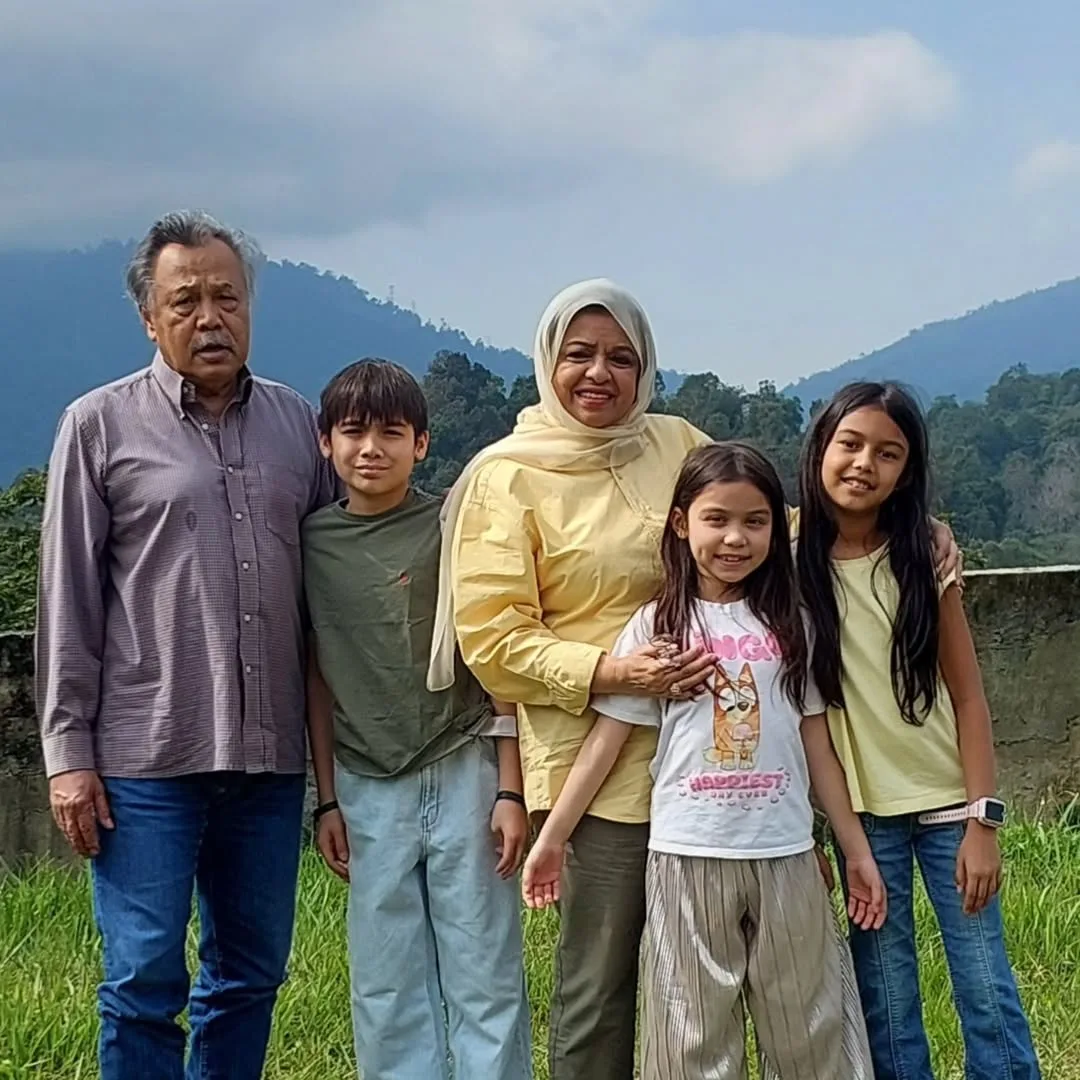Sinar Keberkatan Ramadan, Tan Sri Shahrizat Bahagia Solat Tarawih Bersama Keluarga & Cucu!
