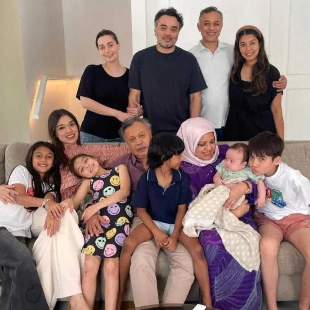 Sinar Keberkatan Ramadan, Tan Sri Shahrizat Bahagia Solat Tarawih Bersama Keluarga & Cucu!