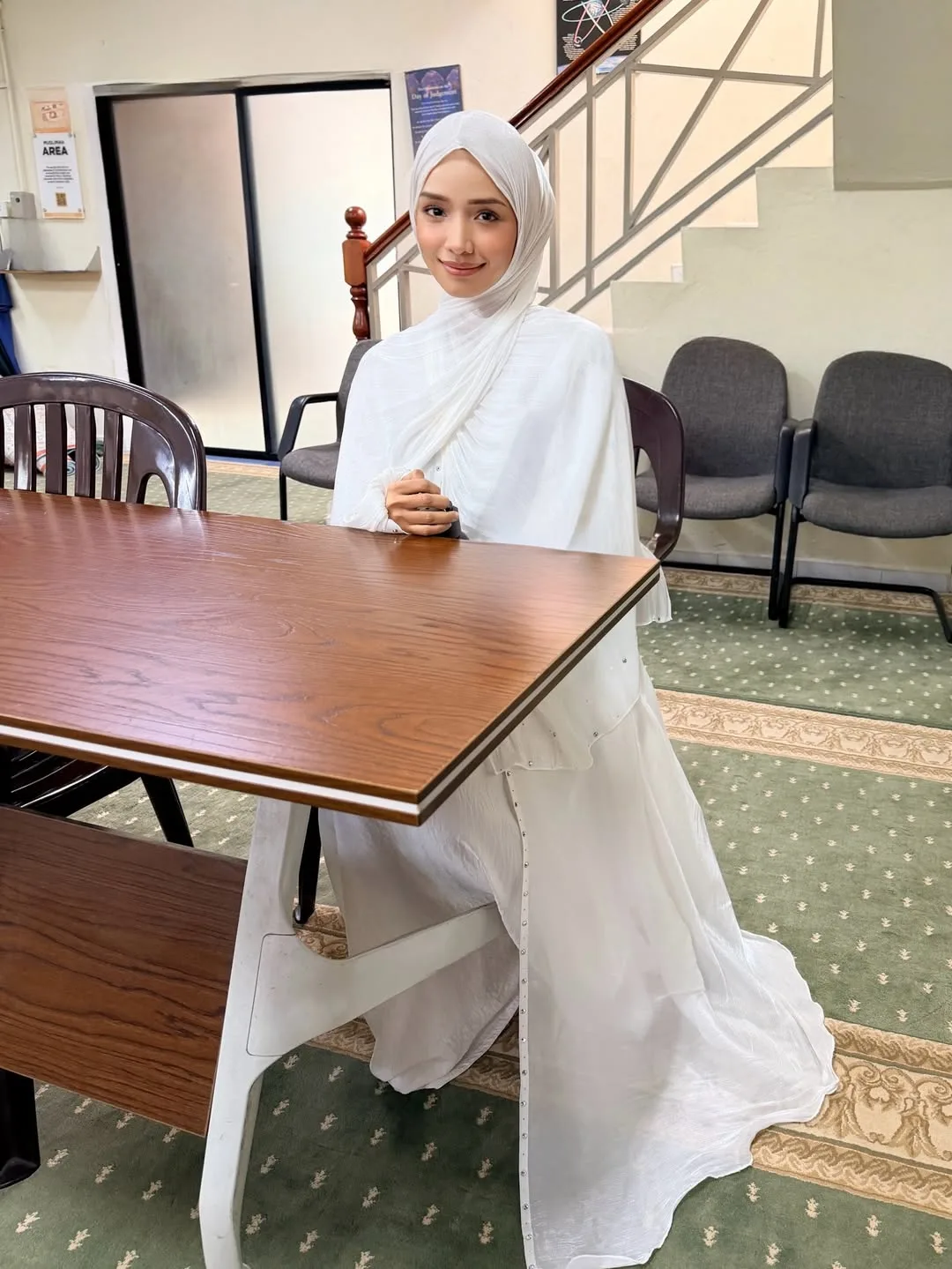 Jadi Wakil Ibu Sampaikan Zakat, Gaya Korporat Ummi Nazeera Santuni Pelajar Sekolah & Ditemani Suami Raih Tumpuan!