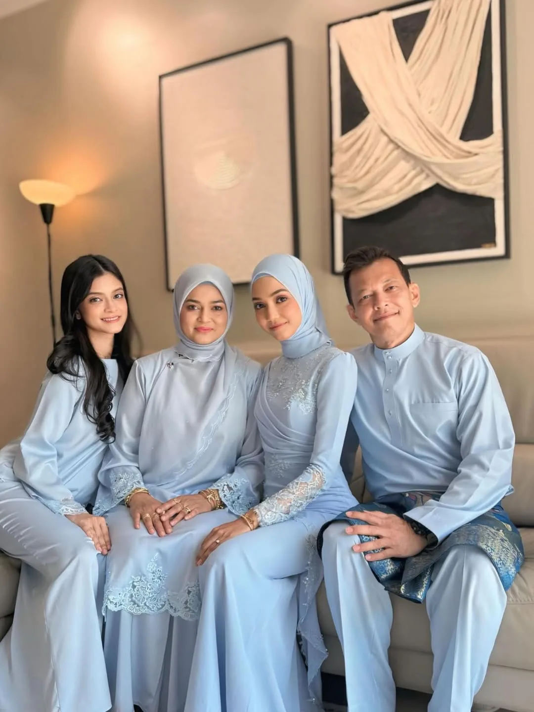 Potret Raya Bahagia Along Kamaludin Di Sisi Isteri Jelita, Usia Perkahwinan Cecah 32 Tahun & Kini Punya 2 Cucu!