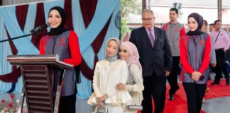 Ummi Nazeera Jadi Wakil Ibu Beri Sumbangan Zakat Kepada Sekolah