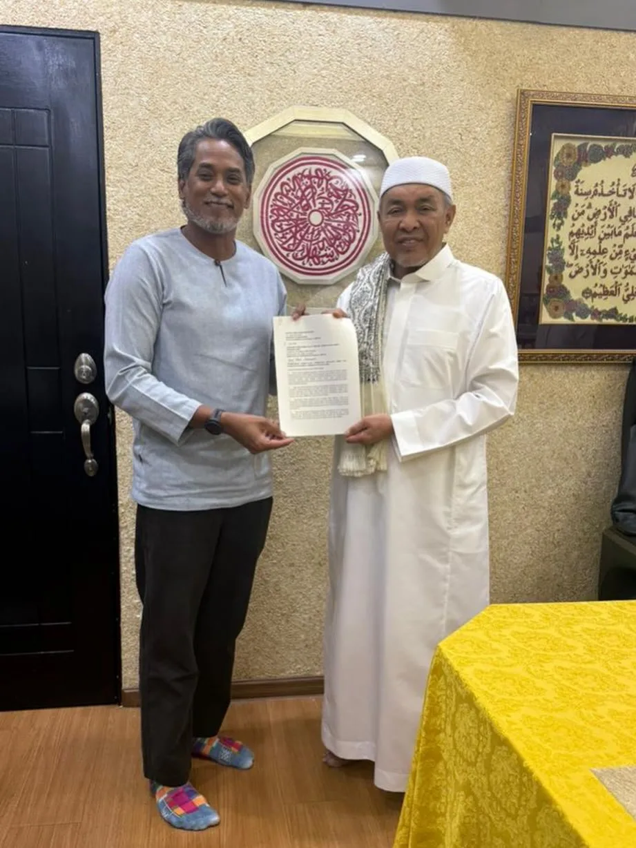 Khairy Jamaluddin Serah Surat Rayuan Kembali ke UMNO, Malam 26 Ramadan Saksi Kepulangan! 12 Khairy Jamaluddin Serah Surat Rayuan Kembali ke UMNO, Malam 26 Ramadan Saksi Kepulangan!