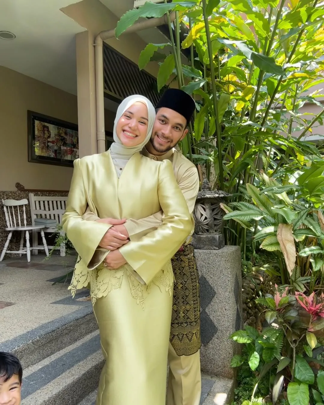 Anggun Dalam Busana Tradisi, Puan Sri Normala Samsudin Syukuri Nikmat Bersama Keluarga, “Tiada Hasrat Menunjuk Bahagia”