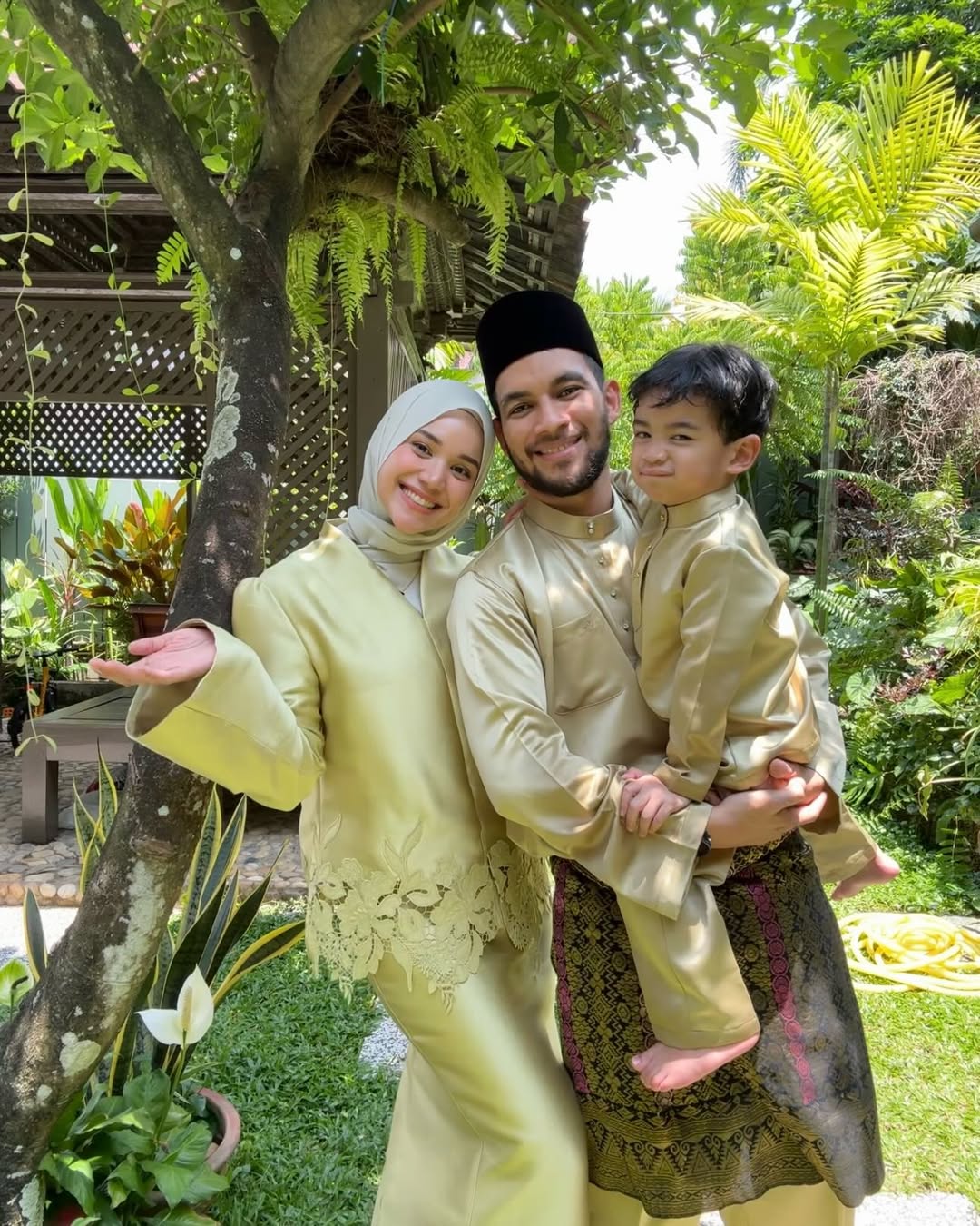 Anggun Dalam Busana Tradisi, Puan Sri Normala Samsudin Syukuri Nikmat Bersama Keluarga, “Tiada Hasrat Menunjuk Bahagia” 13 Anggun Dalam Busana Tradisi, Puan Sri Normala Samsudin Syukuri Nikmat Bersama Keluarga, “Tiada Hasrat Menunjuk Bahagia”