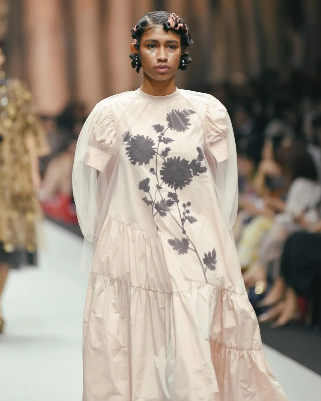 Sawitri Khan, Model Bali Tinggi 174CM Yang Menghiasi Vogue & Paris Fashion Week 10 Sawitri Khan, Model Bali Tinggi 174CM Yang Menghiasi Vogue & Paris Fashion Week