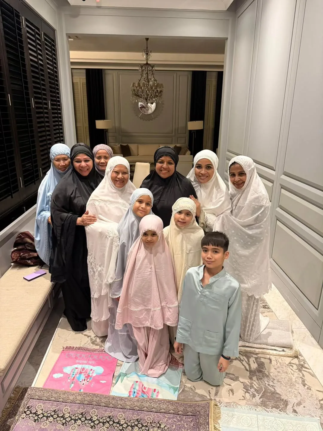 Sinar Keberkatan Ramadan, Tan Sri Shahrizat Bahagia Solat Tarawih Bersama Keluarga & Cucu!