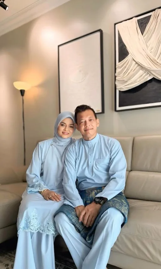 Potret Raya Bahagia Along Kamaludin Di Sisi Isteri Jelita, Usia Perkahwinan Cecah 32 Tahun & Kini Punya 2 Cucu!