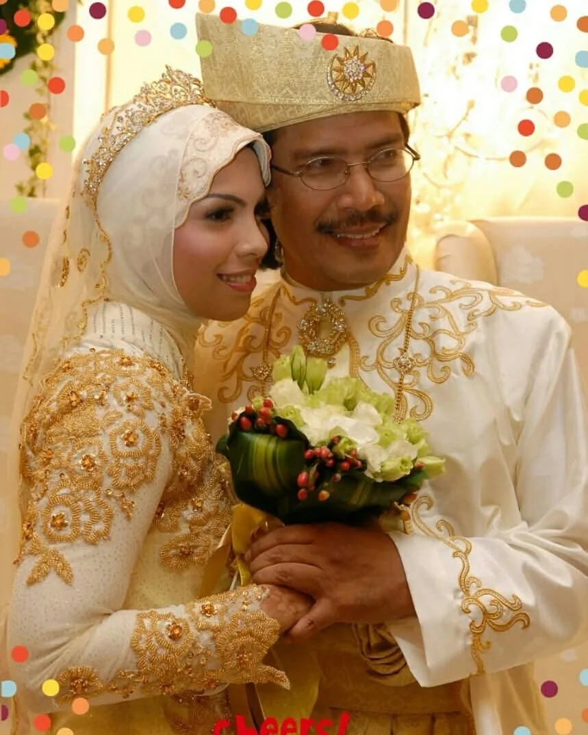 Cantik Isteri Dato’ Imuda, 16 Tahun Layari Perkahwinan Datin Zabarina Bahagia & Bergelar Ibu 2 Anak! 17 Cantik Isteri Dato’ Imuda, 16 Tahun Layari Perkahwinan Datin Zabarina Bahagia & Bergelar Ibu 2 Anak!