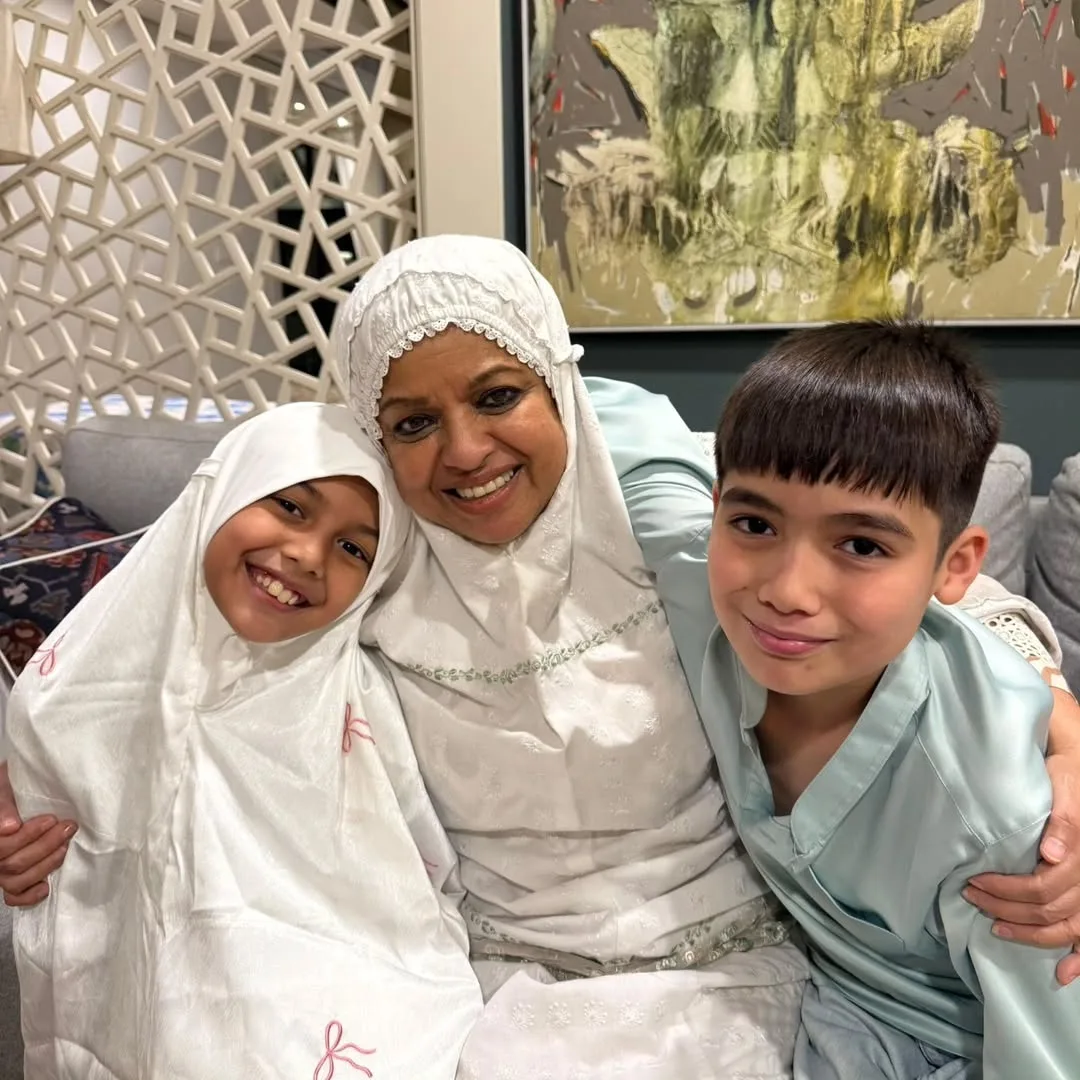 Sinar Keberkatan Ramadan, Tan Sri Shahrizat Bahagia Solat Tarawih Bersama Keluarga & Cucu!