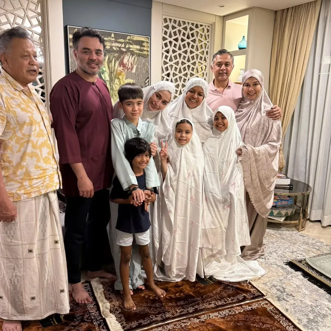 Sinar Keberkatan Ramadan, Tan Sri Shahrizat Bahagia Solat Tarawih Bersama Keluarga & Cucu!