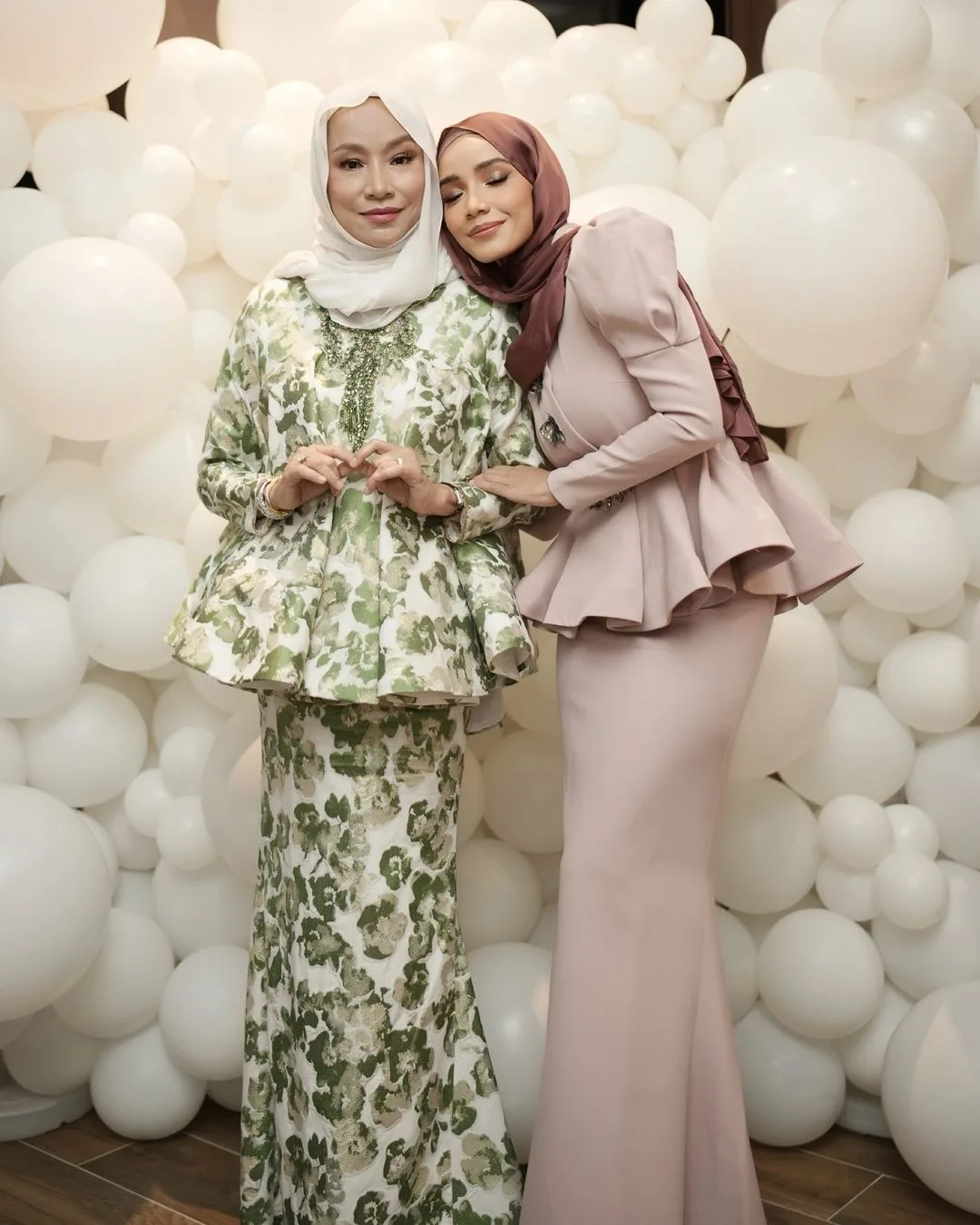 Jadi Wakil Ibu Sampaikan Zakat, Gaya Korporat Ummi Nazeera Santuni Pelajar Sekolah & Ditemani Suami Raih Tumpuan! 19 Jadi Wakil Ibu Sampaikan Zakat, Gaya Korporat Ummi Nazeera Santuni Pelajar Sekolah & Ditemani Suami Raih Tumpuan!