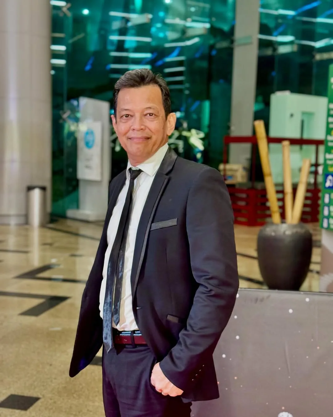 Potret Raya Bahagia Along Kamaludin Di Sisi Isteri Jelita, Usia Perkahwinan Cecah 32 Tahun & Kini Punya 2 Cucu!