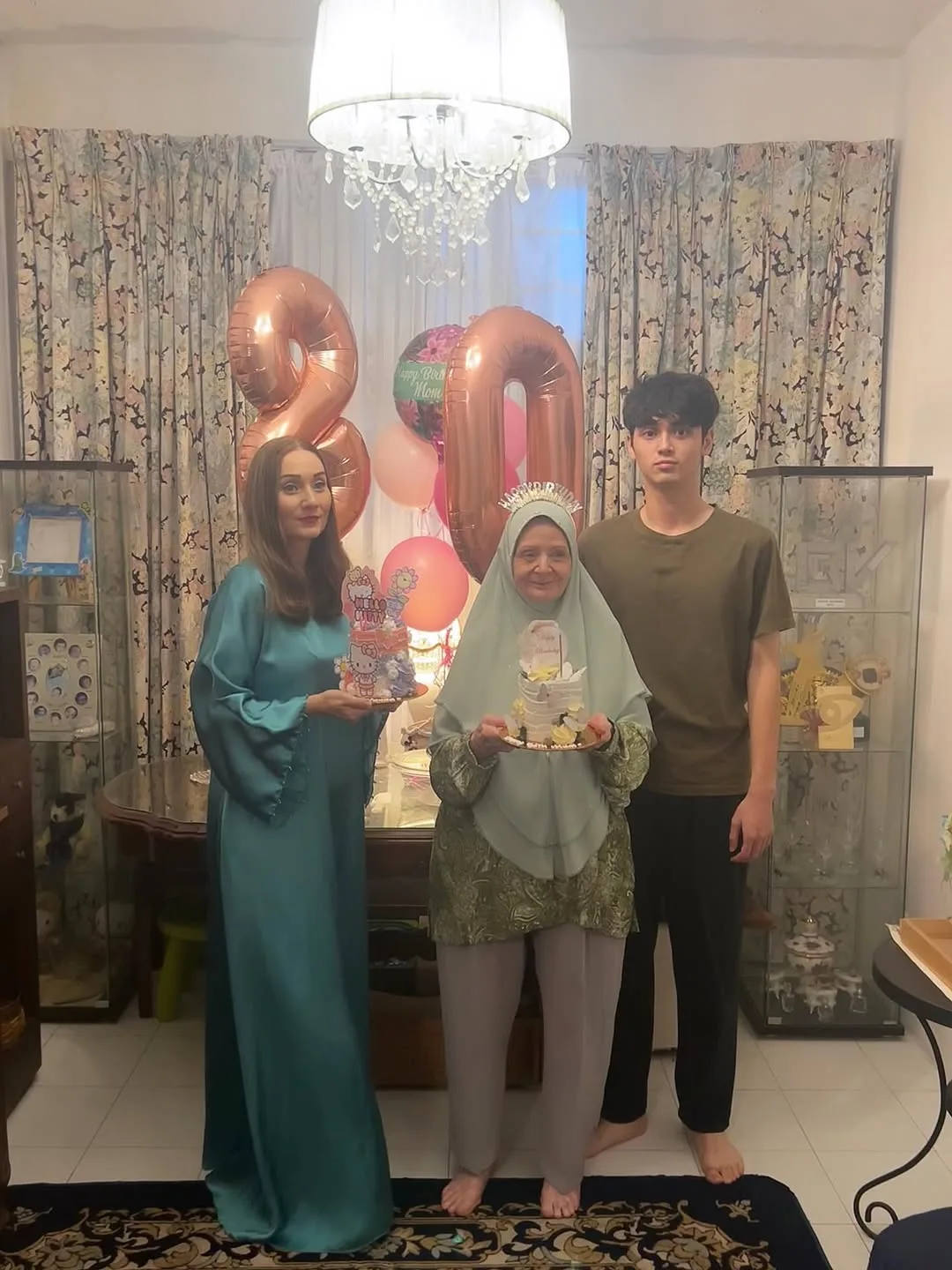 Ratu Hati Sasha Saidin Sambut Hari Lahir Ke-80, Terserlah Wajah Gembira Mentua Che Ta Ini Diraikan Anak & Cucu Tersayang!