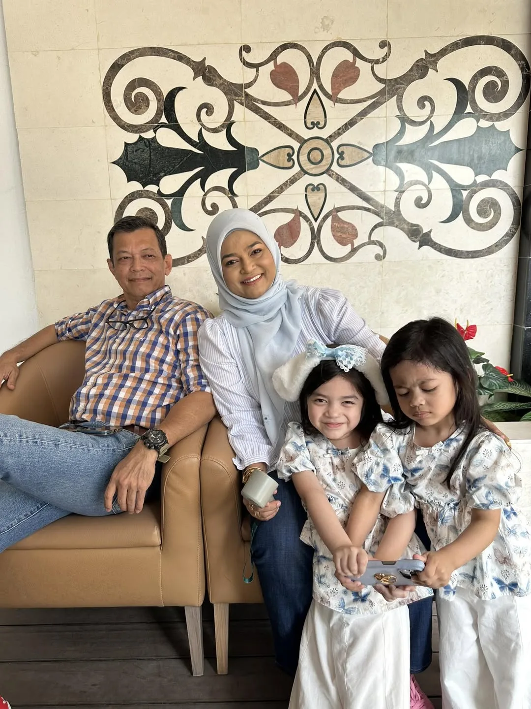 Potret Raya Bahagia Along Kamaludin Di Sisi Isteri Jelita, Usia Perkahwinan Cecah 32 Tahun & Kini Punya 2 Cucu!