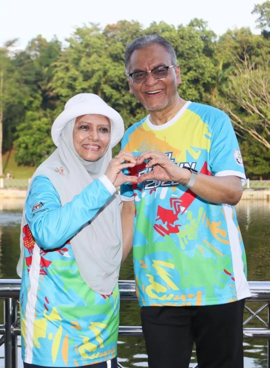 Isteri Menteri Kesihatan, Datin Seri Azlin Hezri Bahagia Layari 50 Tahun Usia Perkahwinan & Terima Ucapan Romantis