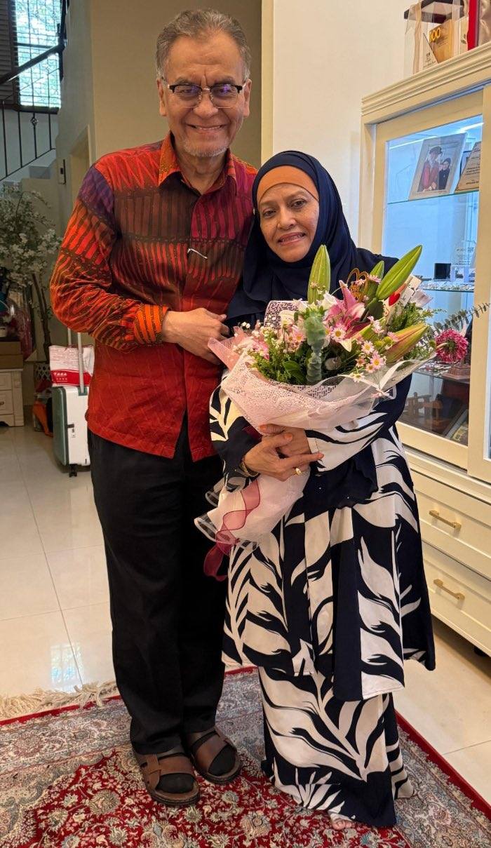 Isteri Menteri Kesihatan, Datin Seri Azlin Hezri Bahagia Layari 50 Tahun Usia Perkahwinan & Terima Ucapan Romantis