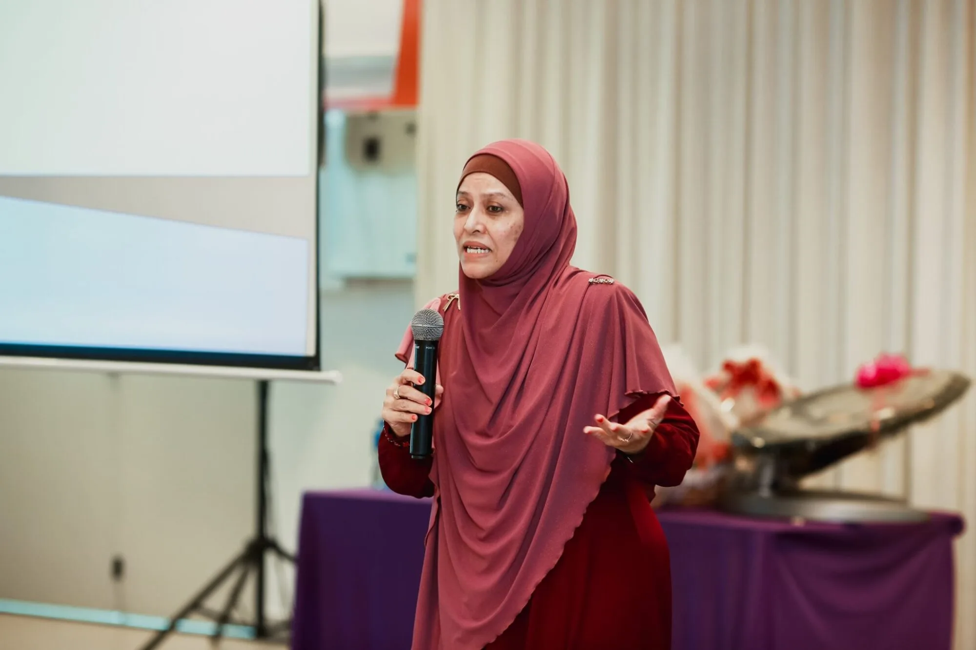 Isteri Menteri Kesihatan, Datin Seri Azlin Hezri Bahagia Layari 50 Tahun Usia Perkahwinan & Terima Ucapan Romantis