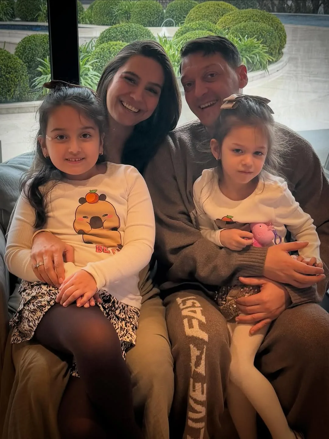 Kahwin Ratu Cantik Turkiye & Timang Anak Lagi, Mesut Ozil Kini Bapa 3 Anak Perempuan!