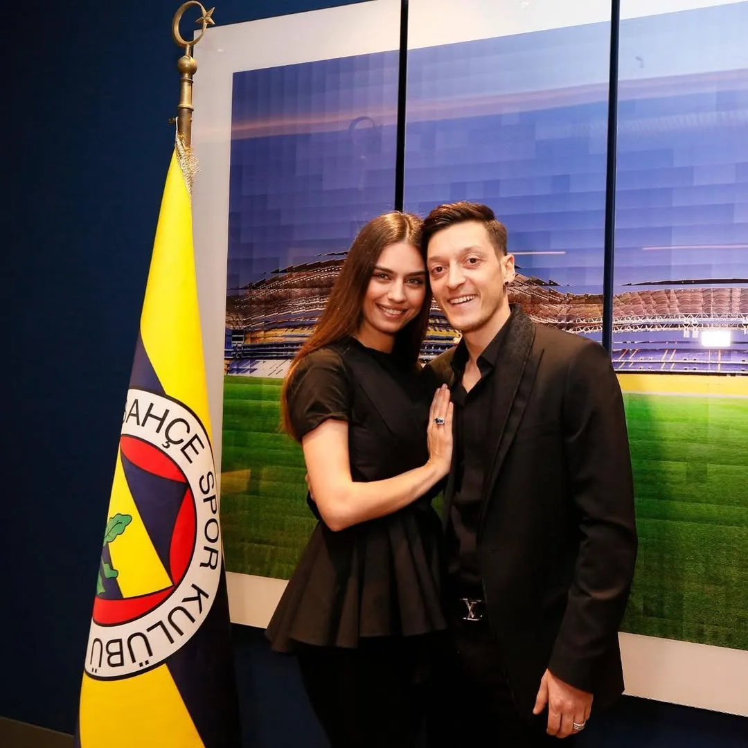 Kahwin Ratu Cantik Turkiye & Timang Anak Lagi, Mesut Ozil Kini Bapa 3 Anak Perempuan!