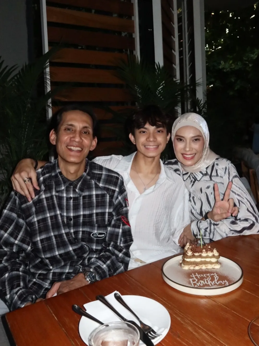 Anak Bongsu Faizal Hussein Genap 18 Tahun, Wajah Kacak Persis 'Azroy' Waktu Remaja 11 Anak Bongsu Faizal Hussein Genap 18 Tahun, Wajah Kacak Persis ‘Azroy’ Waktu Remaja