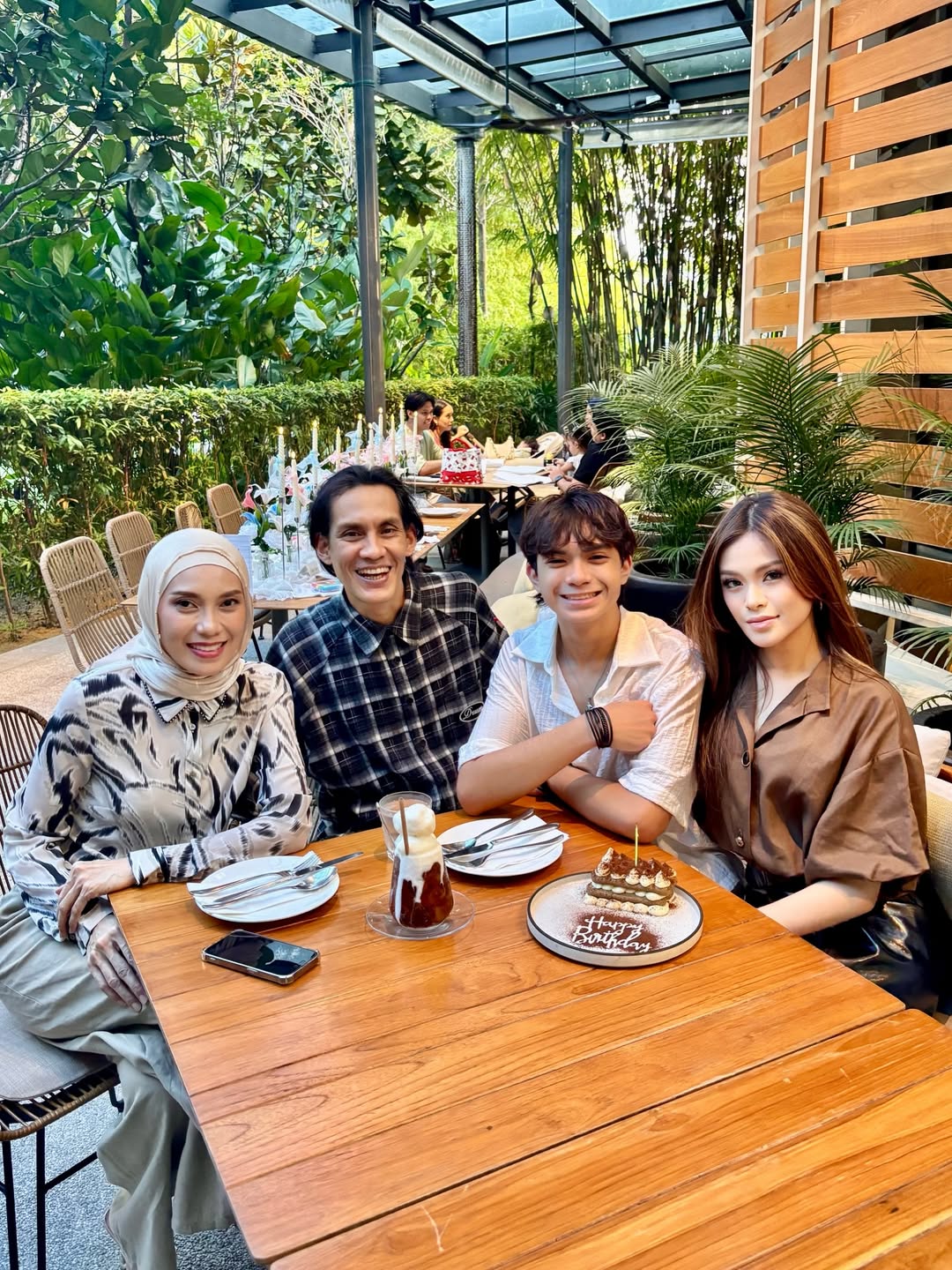 Anak Bongsu Faizal Hussein Genap 18 Tahun, Wajah Kacak Persis 'Azroy' Waktu Remaja 7 Anak Bongsu Faizal Hussein Genap 18 Tahun, Wajah Kacak Persis ‘Azroy’ Waktu Remaja