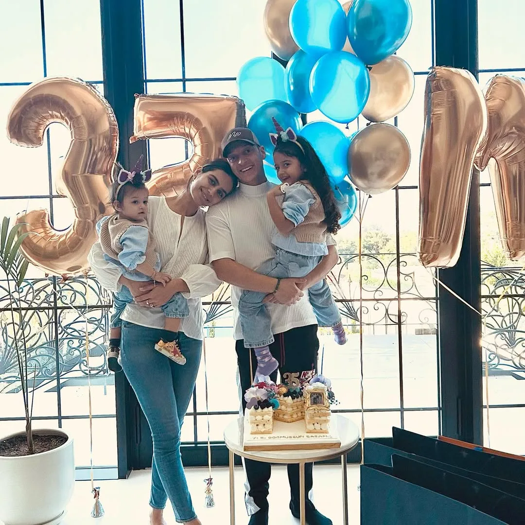 Kahwin Ratu Cantik Turkiye & Timang Anak Lagi, Mesut Ozil Kini Bapa 3 Anak Perempuan! 19 Kahwin Ratu Cantik Turkiye & Timang Anak Lagi, Mesut Ozil Kini Bapa 3 Anak Perempuan!