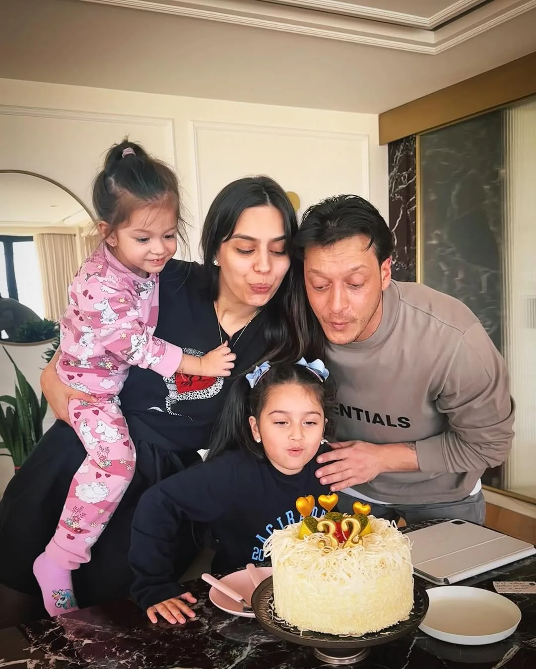 Kahwin Ratu Cantik Turkiye & Timang Anak Lagi, Mesut Ozil Kini Bapa 3 Anak Perempuan!