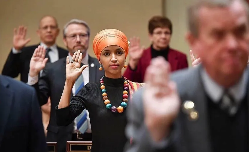 Lantang Kritik Donald Trump, Ilhan Omar Wanita Islam Pertama Jadi Anggota Kongres Amerika Syarikat!